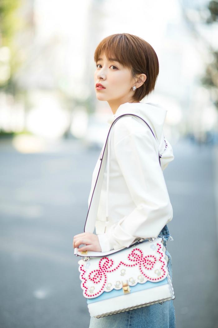 《亲爱的客栈》阚清子晒照呼叫刘涛，凭借短发和好性格圈粉无数！