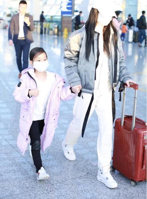 李小璐带女儿逛街,甜馨穿六万的鞋子被嘲,求大家放过孩子吧!