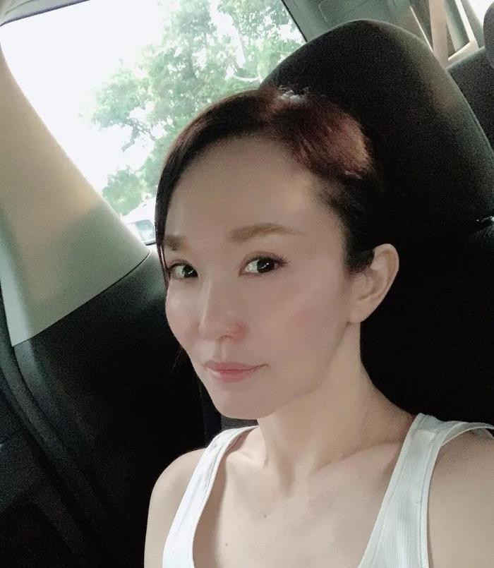 48岁范文芳近照曝光,肤白貌美气质佳,与老公李铭顺幸福恩爱