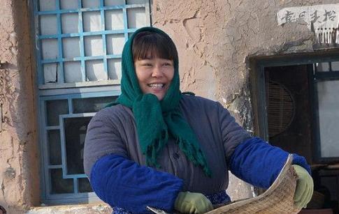 48岁李菁菁全家照,曾经胖嫂瘦成美妇,今二婚生活幸福