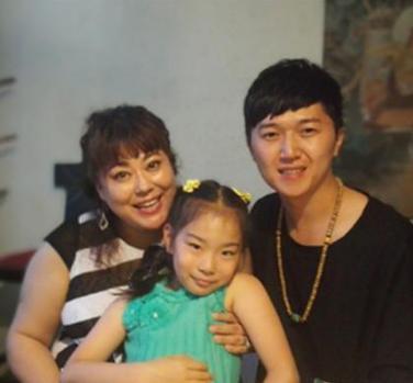 48岁李菁菁全家照,曾经胖嫂瘦成美妇,今二婚生活幸福