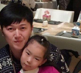 48岁李菁菁全家照,曾经胖嫂瘦成美妇,今二婚生活幸福