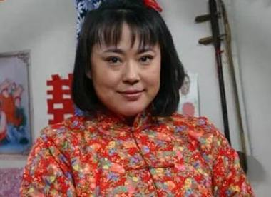 48岁李菁菁全家照,曾经胖嫂瘦成美妇,今二婚生活幸福