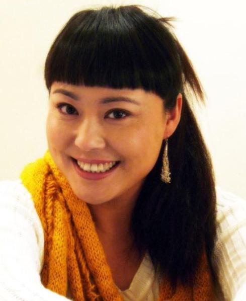 48岁李菁菁全家照,曾经胖嫂瘦成美妇,今二婚生活幸福