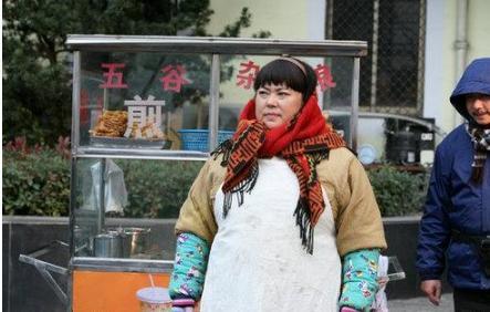 48岁李菁菁全家照,曾经胖嫂瘦成美妇,今二婚生活幸福