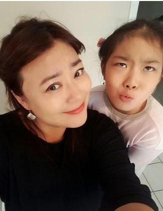 48岁李菁菁全家照,曾经胖嫂瘦成美妇,今二婚生活幸福