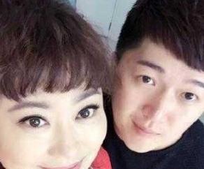 48岁李菁菁全家照,曾经胖嫂瘦成美妇,今二婚生活幸福