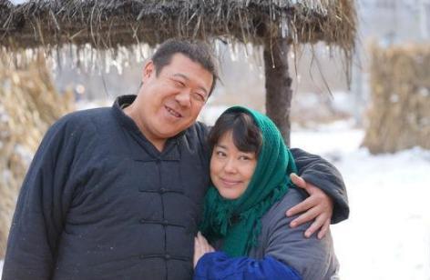 48岁李菁菁全家照,曾经胖嫂瘦成美妇,今二婚生活幸福