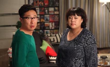 48岁李菁菁全家照,曾经胖嫂瘦成美妇,今二婚生活幸福