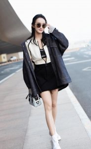 ​女艺人何泓姗率性时髦养眼机场写真