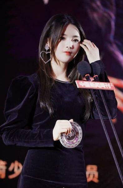 杨超越巧回复网友,称变胖也是改革开放以后生活好了