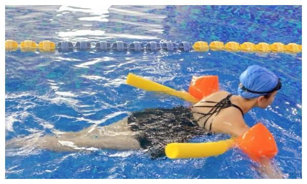 杨超越微博晒泳衣照，看到素颜的她，网友：不敢相信我的眼睛！