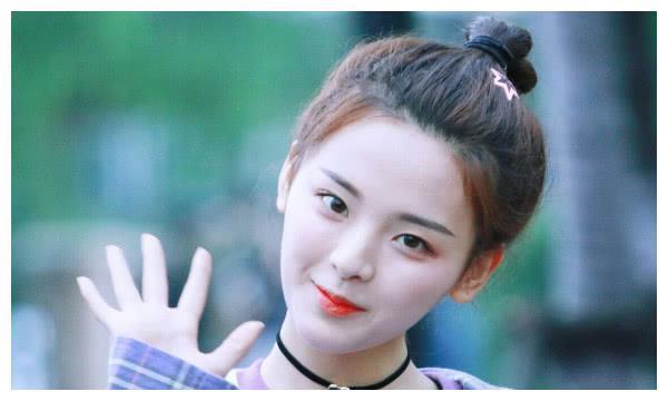 杨超越微博晒泳衣照，看到素颜的她，网友：不敢相信我的眼睛！