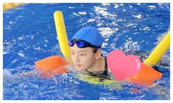 杨超越微博晒泳衣照，看到素颜的她，网友：不敢相信我的眼睛！