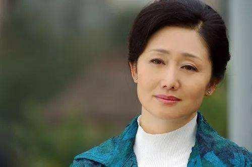 她出道三十多年无绯闻,32岁走红,如今家庭美满