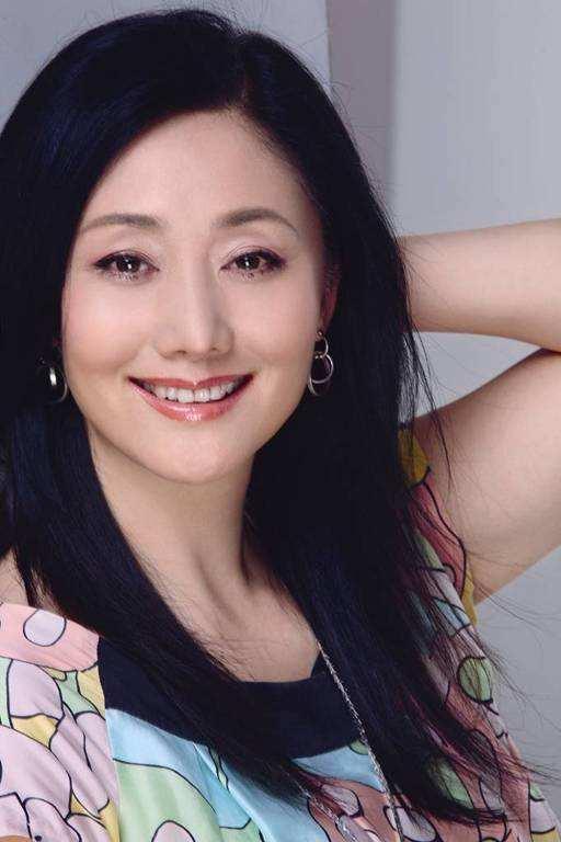 她出道三十多年无绯闻,32岁走红,如今家庭美满