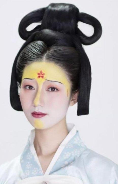 刘亦菲花木兰的妆容很好的还原了:当窗理云鬓,对镜帖花黄