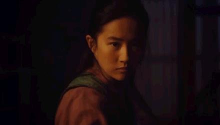 刘亦菲花木兰的妆容很好的还原了:当窗理云鬓,对镜帖花黄