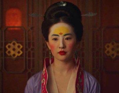 刘亦菲花木兰的妆容很好的还原了:当窗理云鬓,对镜帖花黄