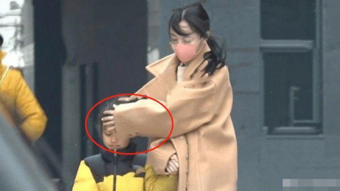 李小璐与母亲接甜馨放学!一路场面极度温馨,祖孙三人气质佳