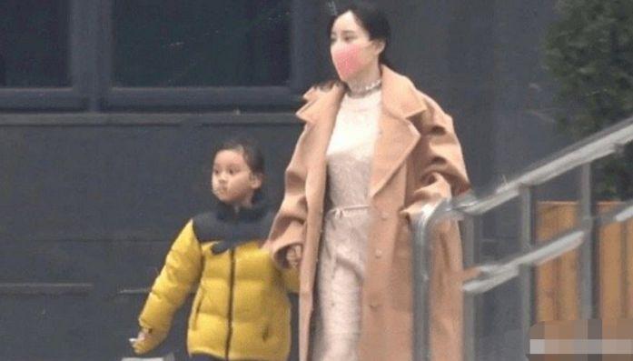 李小璐与母亲接甜馨放学!一路场面极度温馨,祖孙三人气质佳