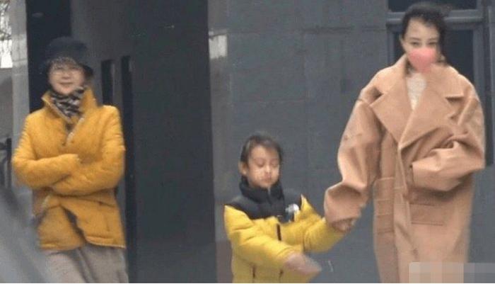 李小璐与母亲接甜馨放学!一路场面极度温馨,祖孙三人气质佳