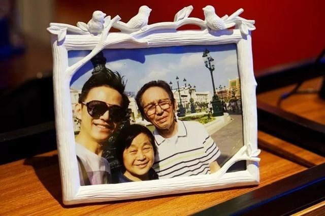 何炅76岁的父亲何畏老先生近照罕见曝光,父子俩像一个模样刻出来的