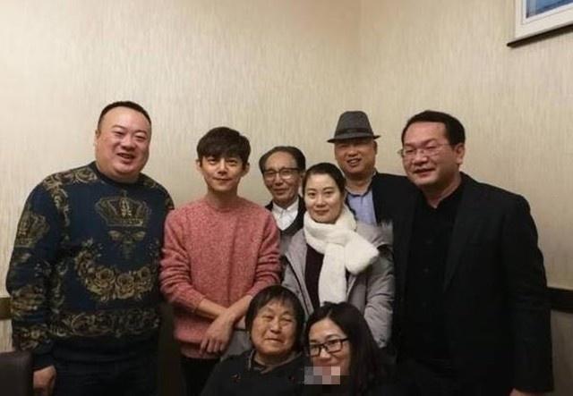 何炅76岁的父亲何畏老先生近照罕见曝光,父子俩像一个模样刻出来的