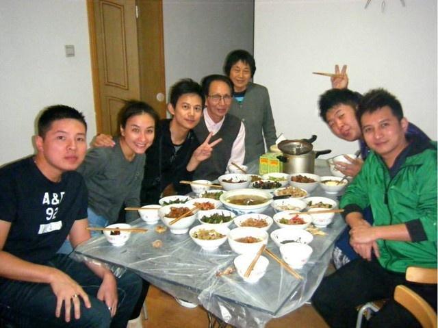 何炅76岁的父亲何畏老先生近照罕见曝光,父子俩像一个模样刻出来的