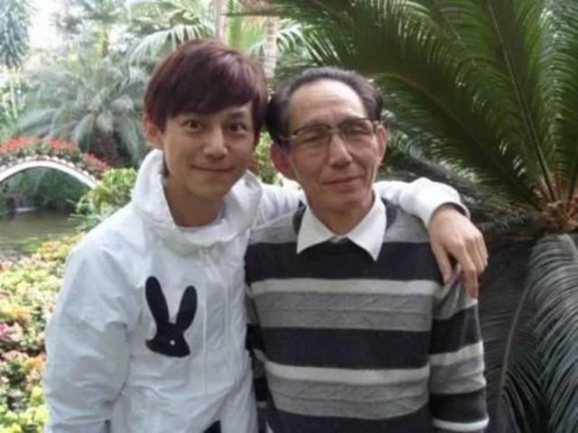 何炅76岁的父亲何畏老先生近照罕见曝光,父子俩像一个模样刻出来的