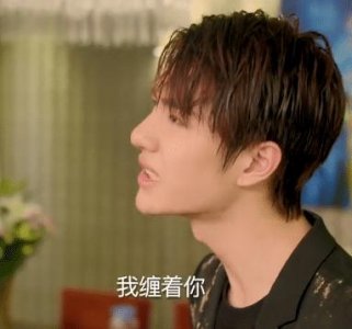 ​陈乔恩和王一博片场拍吻戏，他一个小动作导演刚想拦，却来不及了