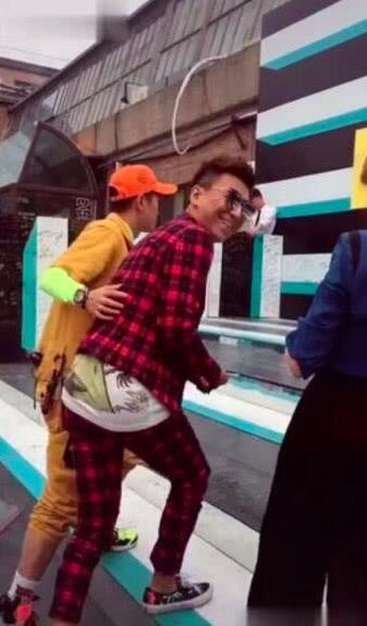 陈羽凡近照曝光:为孤儿院小朋友义唱献爱心,改平头发型消瘦许多