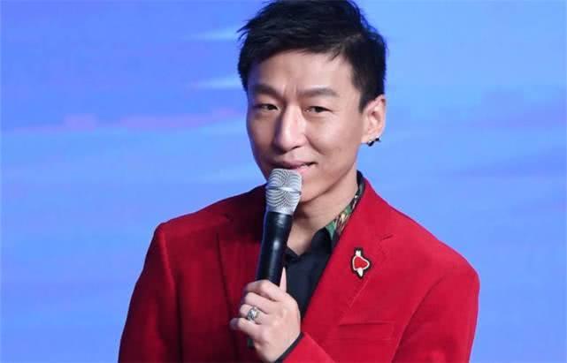 陈羽凡近照曝光:为孤儿院小朋友义唱献爱心,改平头发型消瘦许多