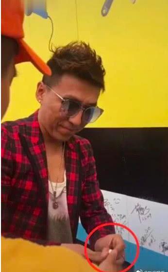 陈羽凡近照曝光:为孤儿院小朋友义唱献爱心,改平头发型消瘦许多