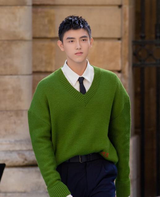 陈飞宇与哥哥合照被公开,果然好基因都在哥哥身上,可惜身高硬伤