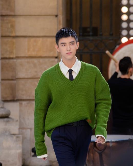 陈飞宇与哥哥合照被公开,果然好基因都在哥哥身上,可惜身高硬伤