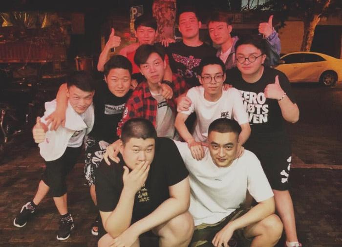 绝地求生职业选手线下聚会，蛇队堡垒一个人能打四个周莉莉！