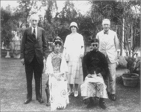 末代皇帝溥仪传奇一生:三岁即位,六岁失国,在别人的操纵下生活