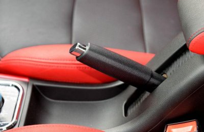 ​驻车制动器操纵杆在哪个位置