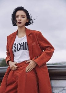 ​王思聪最美前女友！29岁张予曦瘦成纸片人，筷子腿比郑爽还细