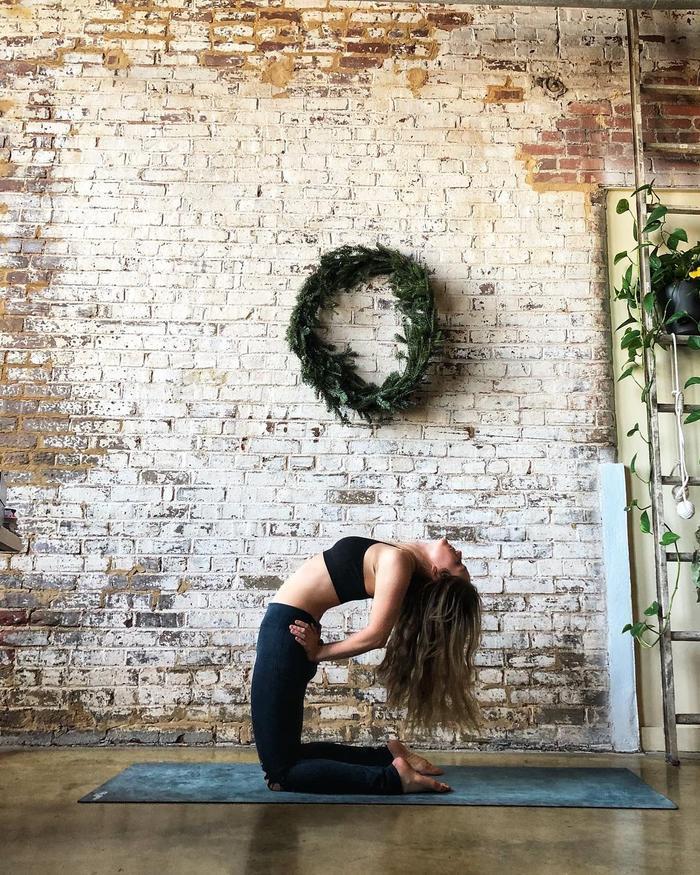 奚梦瑶晒出健身照片，身材纤细小腹平坦，简直太迷人了