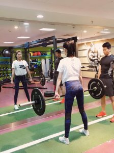 ​奚梦瑶晒出健身照片，身材纤细小腹平坦，简直太迷人了