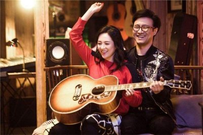 ​汪峰探班章子怡，当众捏肩献吻甜到爆，女儿捧上亿珠宝表现好淡定