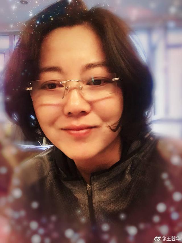 48岁王茜华近照曾与前夫AA制多年打掉孩子，如今二婚丈夫太招人