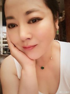 ​48岁王茜华近照曾与前夫AA制多年打掉孩子，如今二婚丈夫太招人