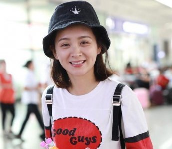 ​参观邓莎住的豪宅，家里客厅的面积超大，儿子可以骑摩托车溜达