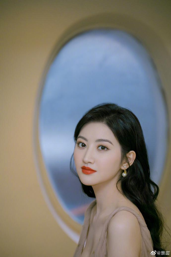 景甜戛纳行现身VOGUE晚宴 甩掉“村花美”一袭薄纱长裙典雅大方