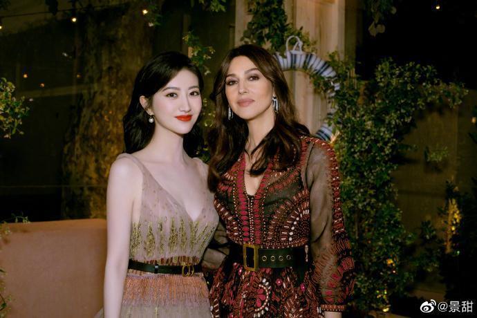 景甜戛纳行现身VOGUE晚宴 甩掉“村花美”一袭薄纱长裙典雅大方