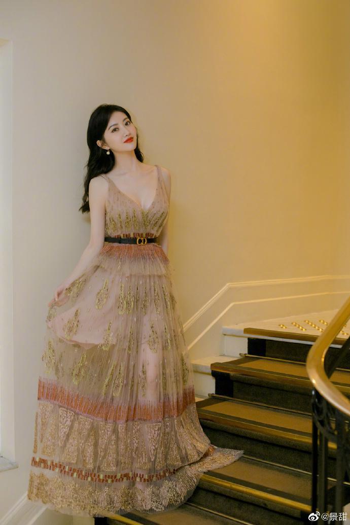 景甜戛纳行现身VOGUE晚宴 甩掉“村花美”一袭薄纱长裙典雅大方