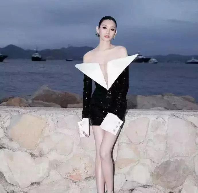 奚梦瑶回应怀孕传闻后，穿“三角裙”亮相戛纳，腹部成焦点！